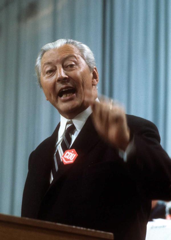 Kurts Georgs Kīzingers saka runu Vācijas Kristīgi demokrātiskās savienības kongresā Vīsbādenē, 10.10.1972.