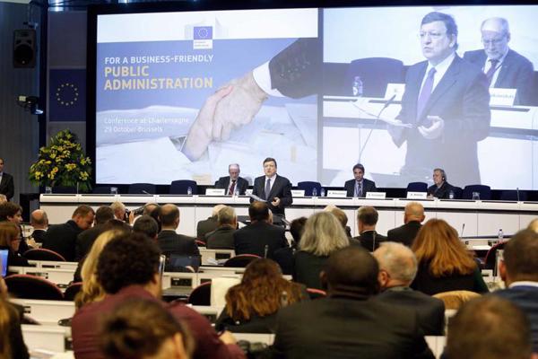Eiropas Komisijas prezidents Žuze Manuels Barozu (José Manuel Barroso) uzrunā klātesošos konferencē "Ceļš uz izaugsmi: izcilības sasniegšana uzņēmējdarbībai draudzīgā valsts pārvaldē" (The Path to Growth: Achieving Excellence in Business-Friendly Public Administration). Brisele, 29.10.2013.