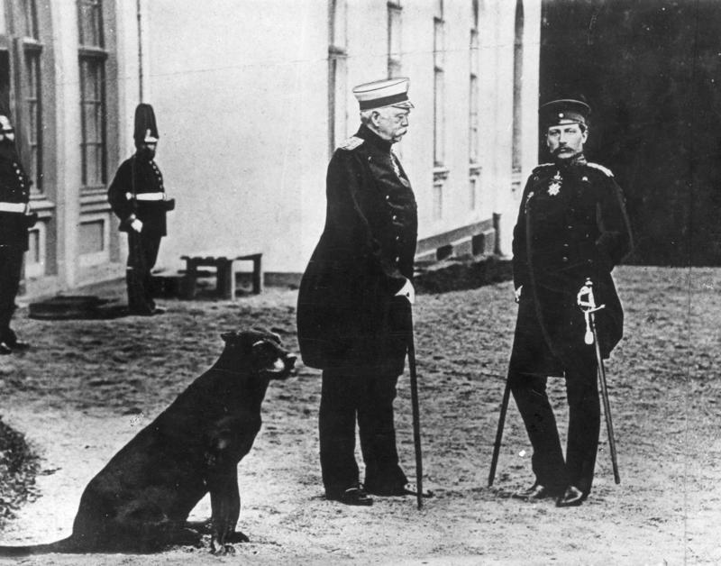 Oto fon Bismarks kopā ar Vācijas ķeizaru Vilhelmu II pie O. fon Bismarka rezidences. Frīdrihsrūe, ap 1890. gadu.