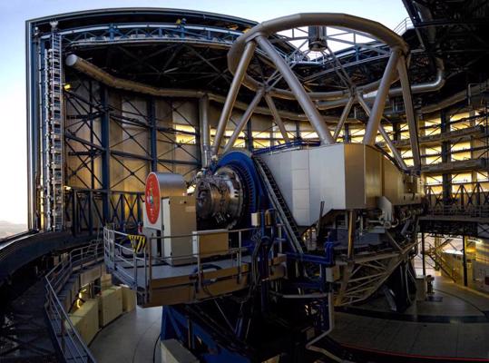 Viens no četriem teleskopiem ar 8,2 metru spoguļa diametru, kas atrodas Eiropas Dienvidu observatorijā Čīlē. 2009. gads.