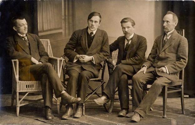 Kārlis Krūza ar draugiem. No kreisās pirmais – Jānis Grīns, otrais – Antons Bārda, trešais – Kārlis Krūza, ceturtais – Teodors Zeiferts. Cēsis, 1914. gads.