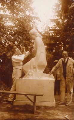 Tēlnieks Teodors Zaļkalns darbā pie Friča Bārdas kapa pieminekļa. Umurgas kapi, 1933. gads.