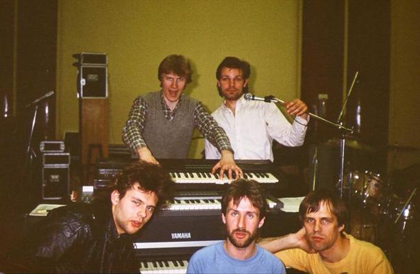Grupa "Remix" kopā ar skaņu režisoru Andri Grīnbergu Latvijas televīzijas grimmētavā. Rīga, 1986. gads.