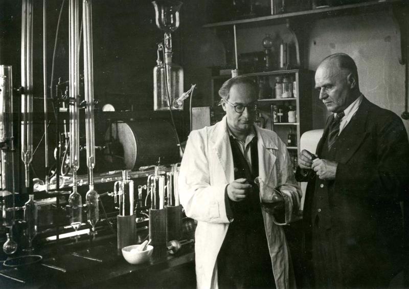 Ķīmiķi Solomons Hillers (pirmais no kreisās) un Arvīds Kalniņš Latvijas Padomju Sociālistiskās Republikas Zinātņu akadēmijas Mežsaimniecības problēmu institūta laboratorijā. Rīga, apmēram 20. gs. 50. gadi.