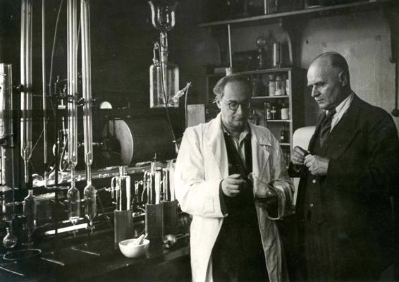 Ķīmiķi Solomons Hillers (pirmais no kreisās) un Arvīds Kalniņš Latvijas Padomju Sociālistiskās Republikas Zinātņu akadēmijas Mežsaimniecības problēmu institūta laboratorijā. Rīga, apmēram 20. gs. 50. gadi.