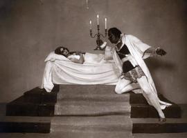 Emīlija Viesture Dezdemonas lomā un Eduards Smiļģis titullomā Viljama Šekspīra lugas "Otello" iestudējumā. 1922. gads.