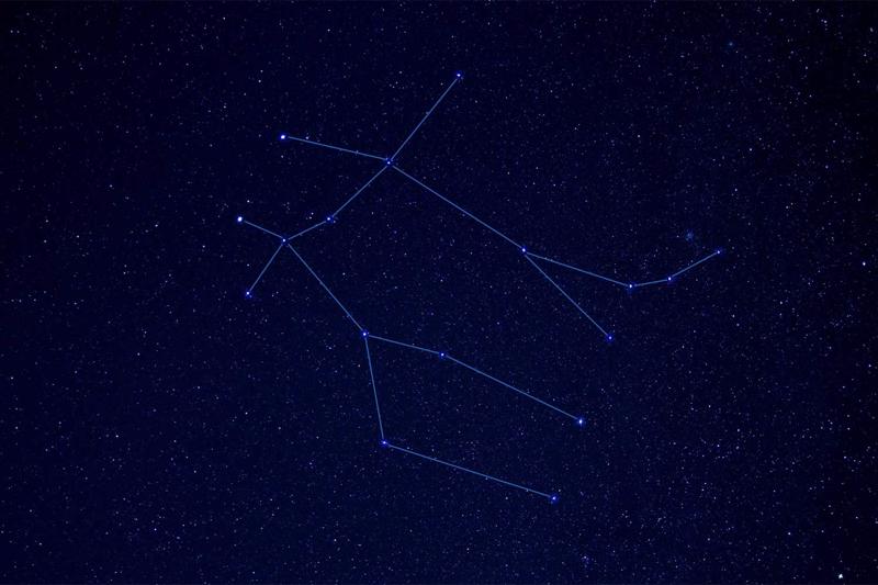 Debess apgabals ar Dvīņiem. Ar līnijām parādīta zvaigznāja raksturīgā figūra. 25.10.2020.
