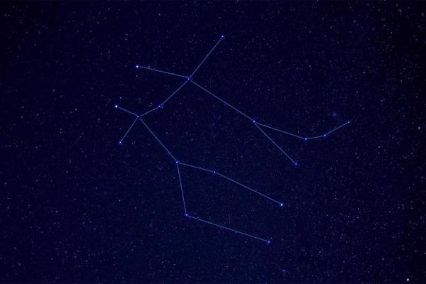 Debess apgabals ar Dvīņiem. Ar līnijām parādīta zvaigznāja raksturīgā figūra. 25.10.2020.