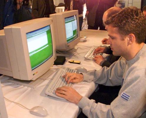 Tiešsaistes tērzēšana ar futbolistu Oliveru Bīrhofu (Oliver Bierhoff). Vācija, 24.03.1999.