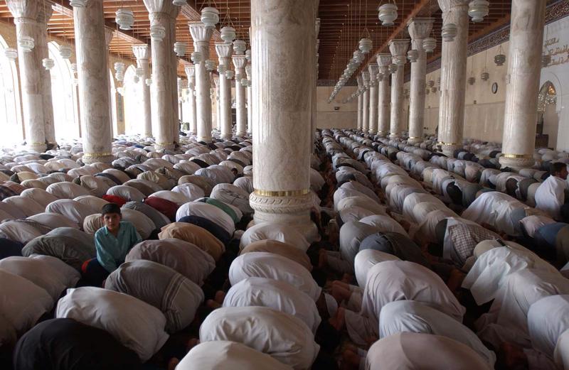 Lūgšanas Kufas mošejā (مَسْجِد ٱلْكُوفَة ٱلْمُعَظَّم/ٱلْأَعْظَم). Irāka, 11.07.2003.