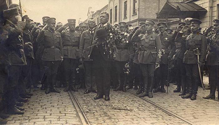 Latvijas Pagaidu valdības sagaidīšana. Klātesošos uzrunā Kārlis Ulmanis. Rīga, 08.07.1919.