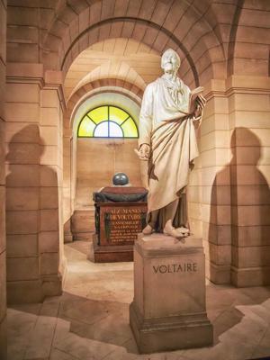 Voltēra kaps un statuja Panteona kriptā Parīzē. Francija, 19.05.2018.
