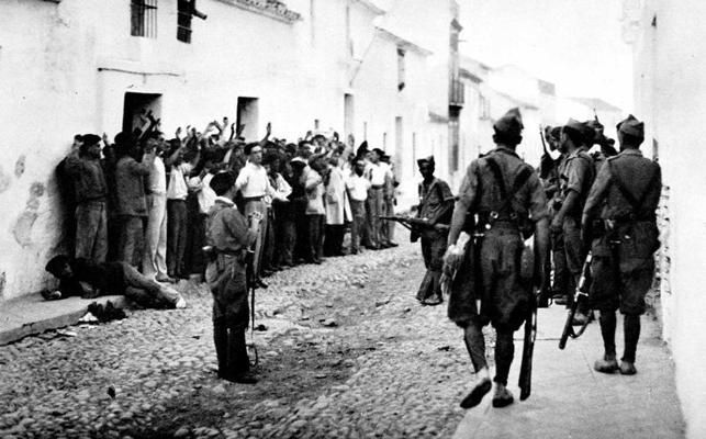 Nacionālistu sagūstītie republikāņu atbalstītāji ciematā pie Seviļas Spānijas pilsoņu kara laikā. 1936. gads.