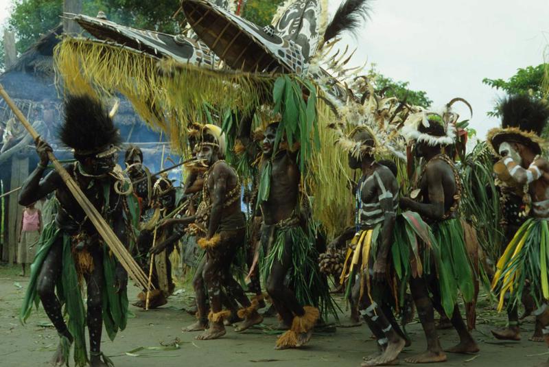 Tradicionālā cilts deja ar krokodila masku. Sepikas upes apkārtne, Papua-Jaungvineja, 1981. gads.