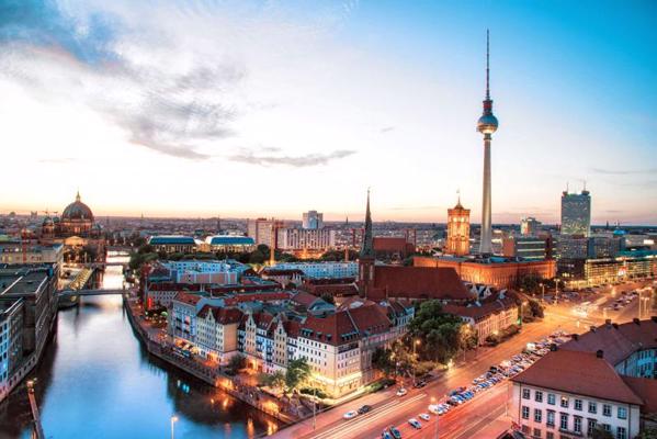 Berlīnes siluets ar televīzijas torni.