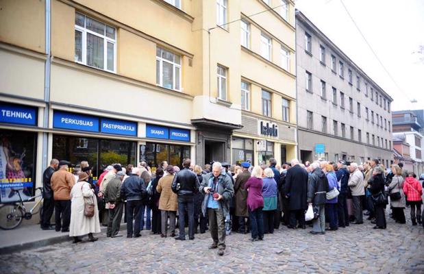 Cilvēki piedalās piemiņas plāksnes atklāšanas pasākumā pie nama Rīgā, kurā dzīvoja Andrejs Eglītis, atzīmējot dzejnieka simtgadi. 21.10.2012.