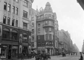 Īres nams ar veikaliem Blaumaņa ielā 31 (no kreisās puses 2. nams, celts 1886. gadā). Rīga, 1928. gads.