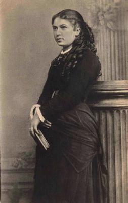 Aspazija 16 gadu vecumā iesvētību dienā. 1881. gads.