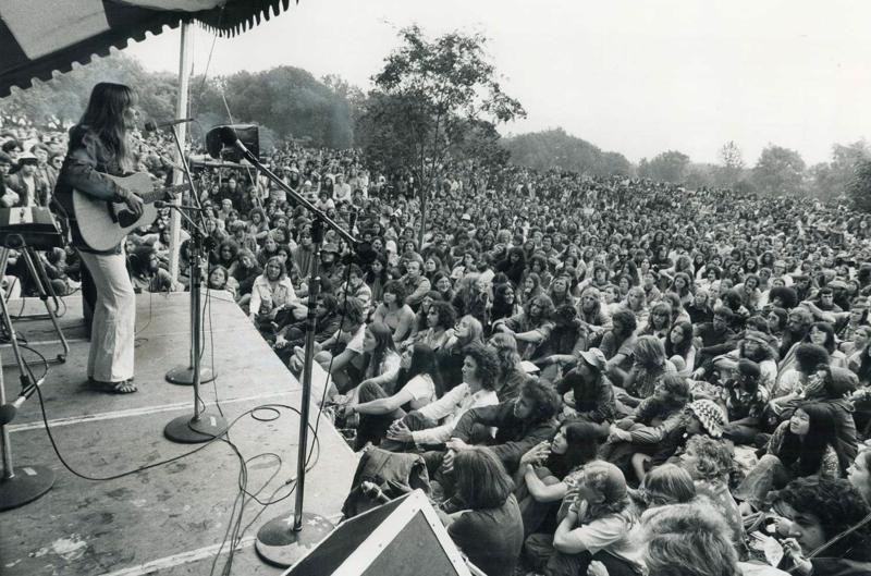 Džonija Mičela uzstājas folkmūzikas festivālā Mariposa Toronto salās Ontario ezerā. Kanāda, 15.07.1972.