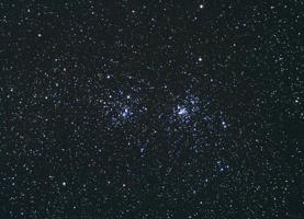 Perseja dubultkopa. Jau nelielā palielinājumā binoklī vai teleskopā iespējams saskatīt daudzas zvaigznes. 2009. gads.