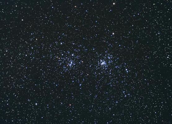 Perseja dubultkopa. Jau nelielā palielinājumā binoklī vai teleskopā iespējams saskatīt daudzas zvaigznes. 2009. gads.