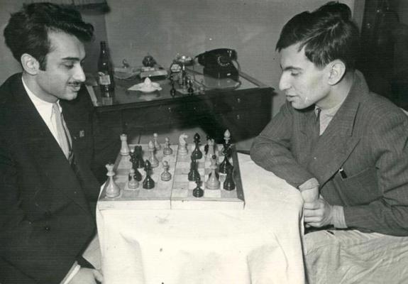 Mihails Tāls (no labās) un gruzīnu meistars B. Čudinickis. Tbilisi, 1956. gads.
