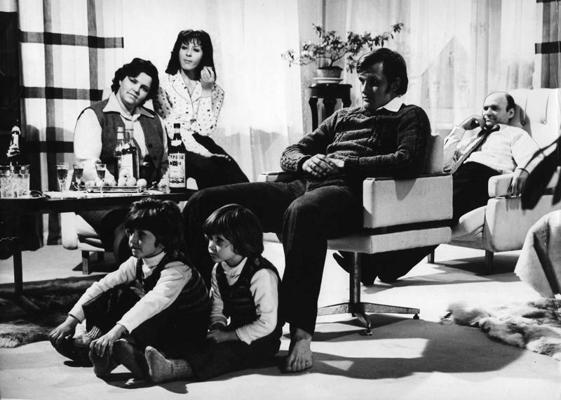 No kreisās: Mirdza (Dzidra Ritenberga), Inta (Gaļina Maculēviča), Arvīds Lasmanis (Jānis Paukštello), Edgars Ciekurs (Aleksejs Mihailovs). Uz grīdas sēž bērni (Jānis un Valdis Liepiņi) filmā "Mans draugs – nenopietns cilvēks", 1975. gads.