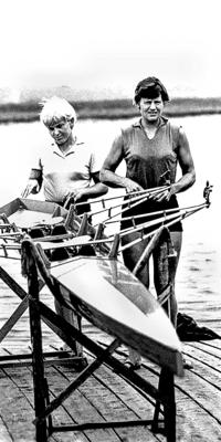 Daina Šveica (no labās) un Maija Kaufmane gatavo laivu sacensībām. 20. gs. 60. gadu vidus.