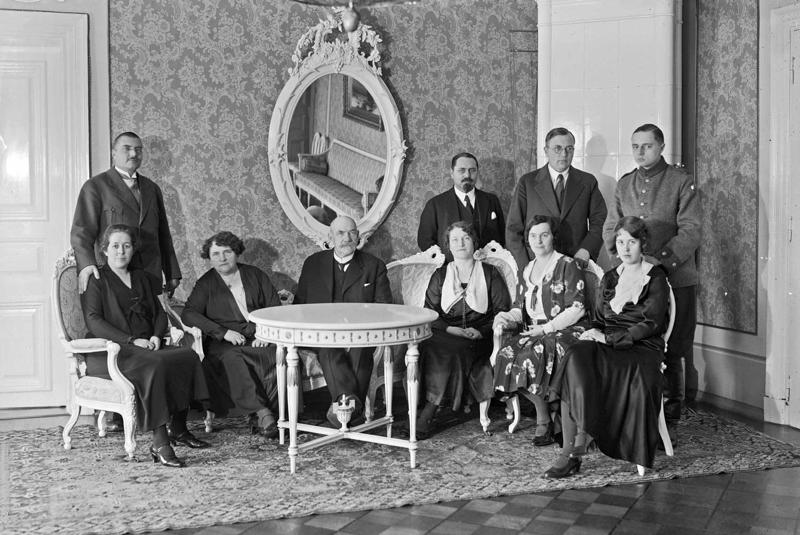 Pērs Ēvinds Svīnhuvuds ar kundzi, bērniem un viņu dzīvesbiedriem prezidenta pilī. Helsinki, Somija, 1931. gads.