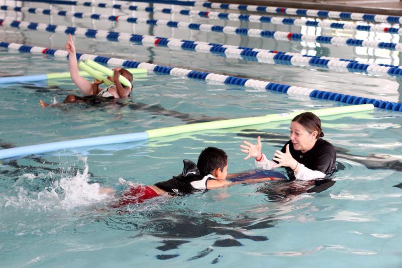 Bērnu fonda brīvprātīgie māca bērniem peldēt. Ziemeļčarlstona, ASV, 2013. gads.