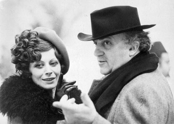 Federiko Fellīni dod norādes aktrisei Magalijai Noelai (Magali Noël) filmas "Amarkords" uzņemšanas laikā. Roma, 1973. gads.