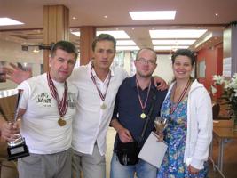 No kreisās: Ivars Rubenis, Aigars Ģērmanis, Uģis Jansons un Natālija Vekša pēc izcīnītās pirmās vietas starptautiskā bridža festivāla “Riga Invites” komandu turnīrā. 2011. gads.