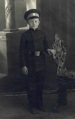 Eriks Ādamsons skolas formastērpā. 1917. gads.