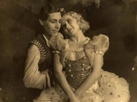 Alberts Kozlovskis Franča lomā un Edīte Pfeifere Svanildas lomā baletā “Kopēlija”. Liepājas Opera, 1936. gads.