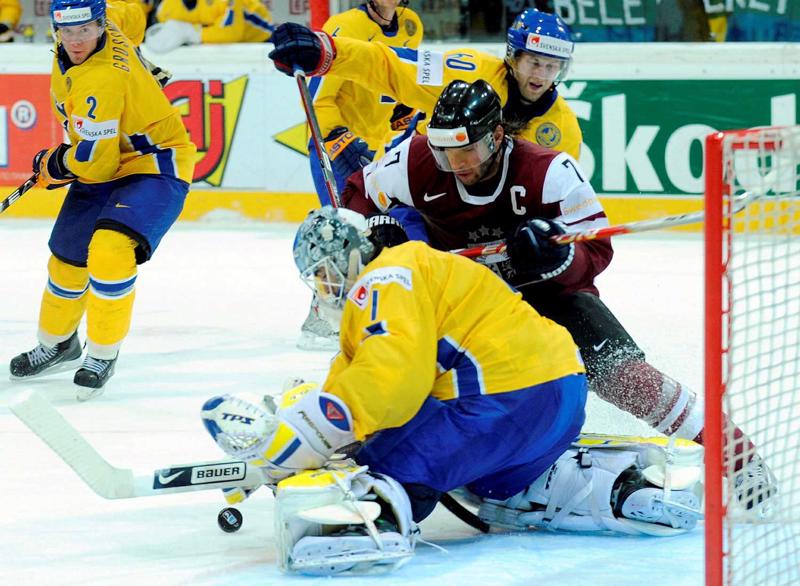 Pasaules čempionāts hokejā, Latvija spēlē pret Zviedriju. Pie pretinieku vārtiem – Kārlis Skrastiņš. 27.04.2009.