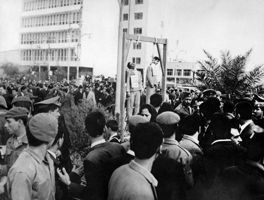 Publiski izpildīts nāvessods pakarot diviem ebreju studentiem kopā ar vēl citiem 12 notiesātajiem par spiegošanu Izraēlas labā. Bagdāde, Irāka, 27.01.1969.