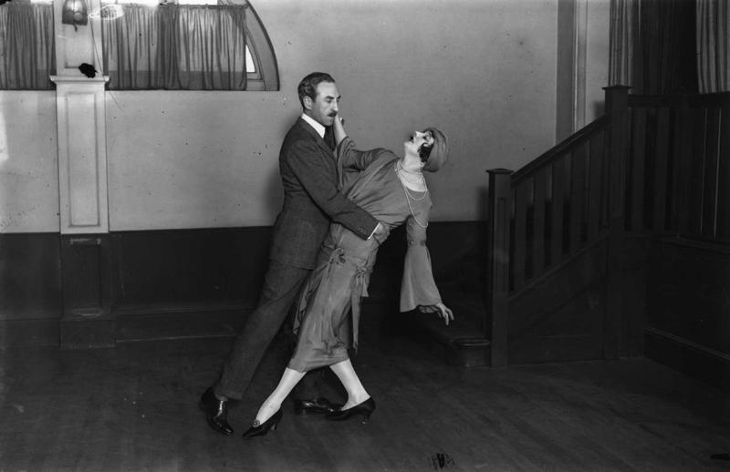 Amerikāņu aktrise Betija Blaita (Betty Blythe) deju skolā apgūst tango. 12.03.1925.