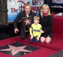 Stings ar sievu Trūdiju Staileri un dēlu pēc uzņemšanas Holivudas Slavas alejā. ASV, 08.12.2000.