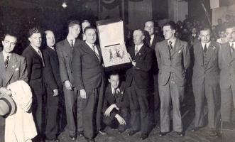 Francijas valstsvienība – Eiropas basketbola čempionāta 3. vietas ieguvēja ar “Latvijas Kredītbankas” ziedoto sudraba alus kausu, 07.05.1937.