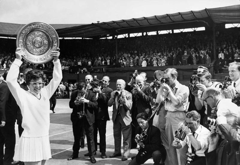 Billija Džīna Kinga ar trofeju pozē mediju pārstāvjiem pēc uzvaras Vimbldonas tenisa turnīrā sieviešu vienspēļu finālā. Anglija, 02.07.1966.