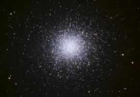 Spožā un izteiksmīgā lodveida zvaigžņu kopa M13 Herkulesa zvaigznājā.