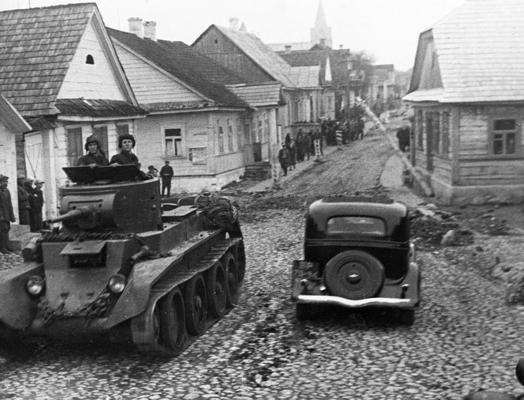 Sarkanās armijas tanki, okupējot Polijas austrumu daļu. 1939. gada septembris.