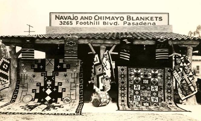 Ziemeļamerikas pamatiedzīvotāju navahu un Čimajo tradicionālo segu tirgošana. Pasadīna, Kalifornijas pavalsts, ASV, 20. gs. 20. gadi.