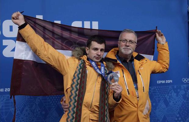 Martins Dukurs ar tēvu Daini Dukuru ziemas olimpiskajās spēlēs Sočos. 2014.