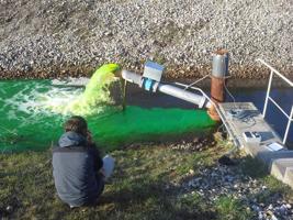 Hidroģeologi veic pazemes ūdeņu plūsmu trasēšanas eksperimentu, izmantojot fluorescējošo krāsu un fluorimetru. Salaspils novads, 2016. gads.