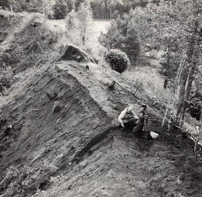 Arheoloģiskie izrakumi Kausas pilskalnā – 3. kārtas attīrīšana. 18.08.1980.