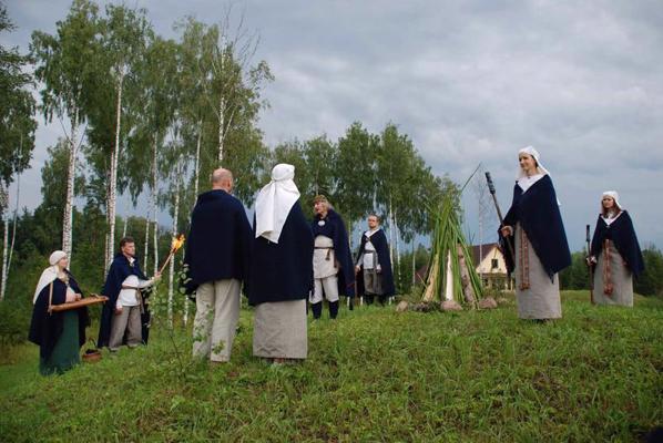Jauno saviešu uzņemšanas rituāls Latvijas Dievturu sadraudzē.