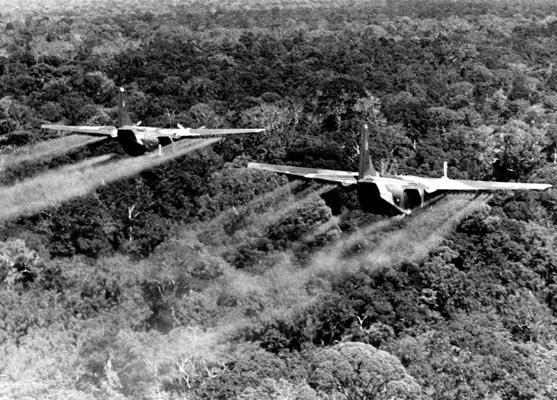 ASV gaisa spēki izsmidzina Agent Orange ķīmisko kaujas defoliantu Vjetnamas kara laikā. 14.12.1966.