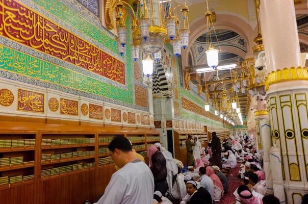 Musulmaņi lūdzas Nabavi mošejā Medīnā. Saūda Arābija, 23.10.2017.