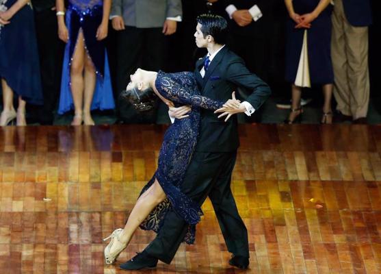 Agostīna Tarčini (Agostina Tarchini) un Aksels Arakaki (Axel Arakaki) dejo pēc uzvaras Buenosairesas starptautiskajā tango festivālā un čempionātā arēnā Luna Park. Buenosairesa, Argentīna, 23.08.2017.